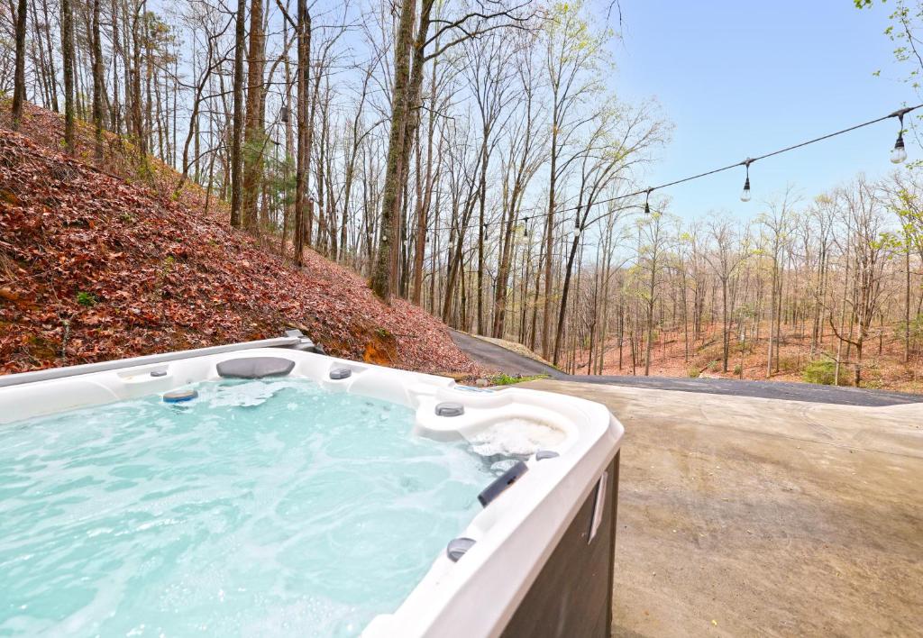 einen Whirlpool an der Straßenseite in der Unterkunft Couple Retreat Cabin-near Smoky Mountain Railroad-Hot Tub in Bryson City