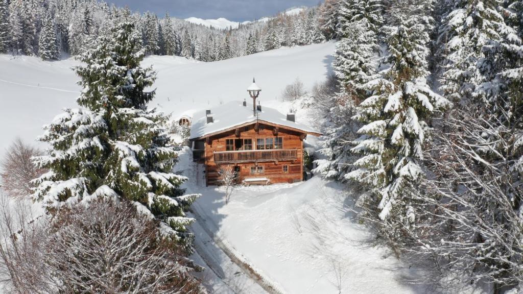 Luxury old wood mountain chalet in a sunny secluded location with gym, sauna & whirlpool durante el invierno