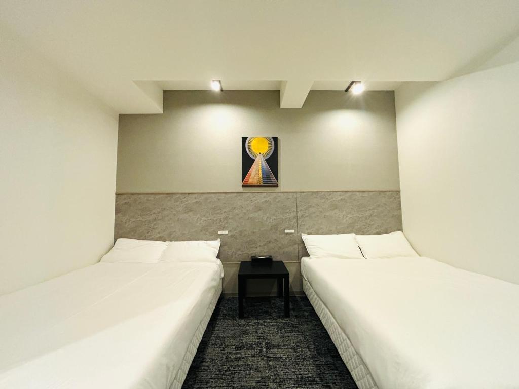 A bed or beds in a room at 嵐 Hotel Arashi 心斎橋店