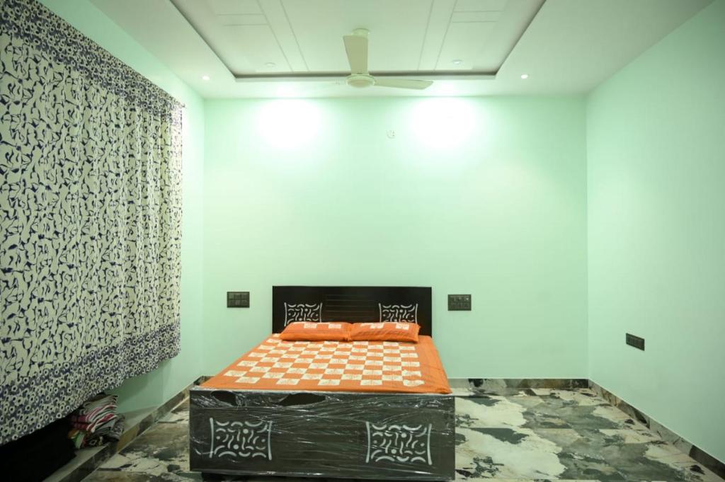 Tempat tidur dalam kamar di Basera home stay