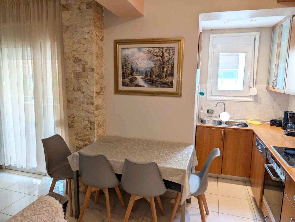 a kitchen with a table and chairs in a room at Dellmar Apartment in Perea