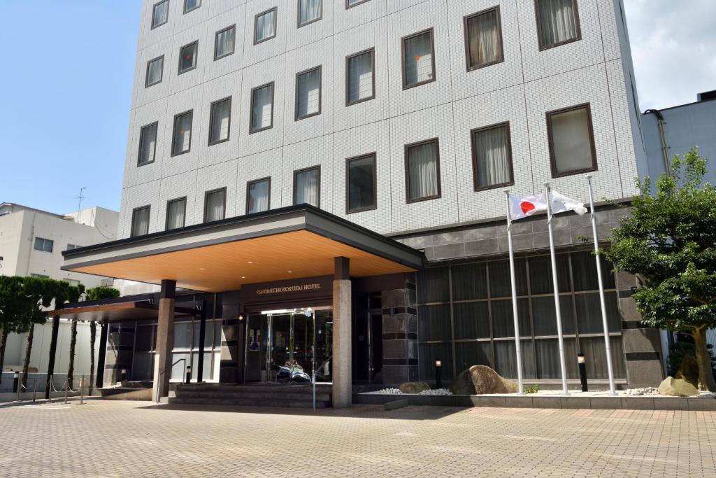 Onomichi Kokusai Hotel في أونوميتشي: مبنى امامه رايين