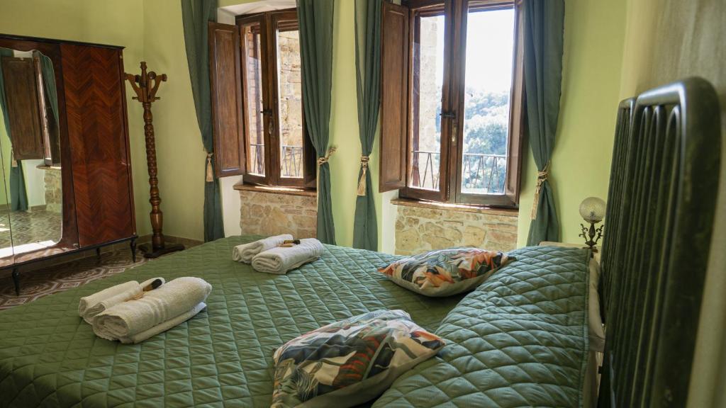 ein Schlafzimmer mit 2 Einzelbetten und Kissen darauf in der Unterkunft Casa del Ghetto in Pitigliano