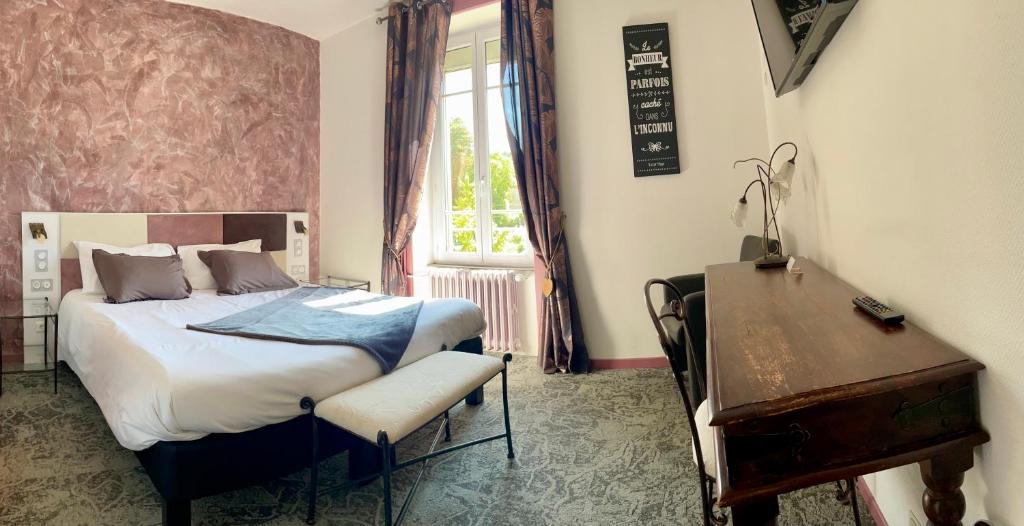 Una cama o camas en una habitación de Hôtel Gambetta