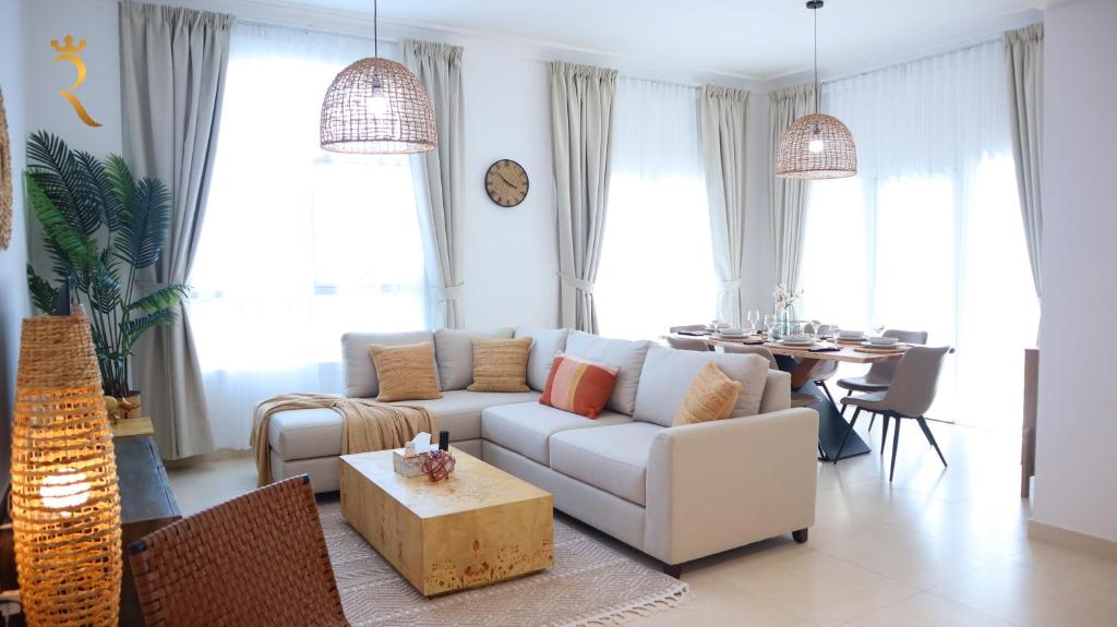 sala de estar con sofá blanco y mesa en Elegant 2BR Golf View Oasis with Maids Room in Yas Island, en Yas Island