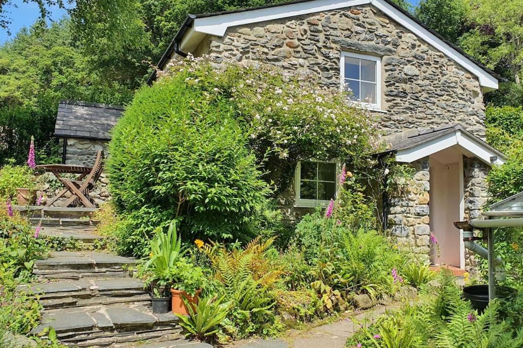 Llanbedr-y-cenninYr Hen Efail Cosy 1 bedroom Cottage, with fireplace and garden的一座石头房子,前面设有花园