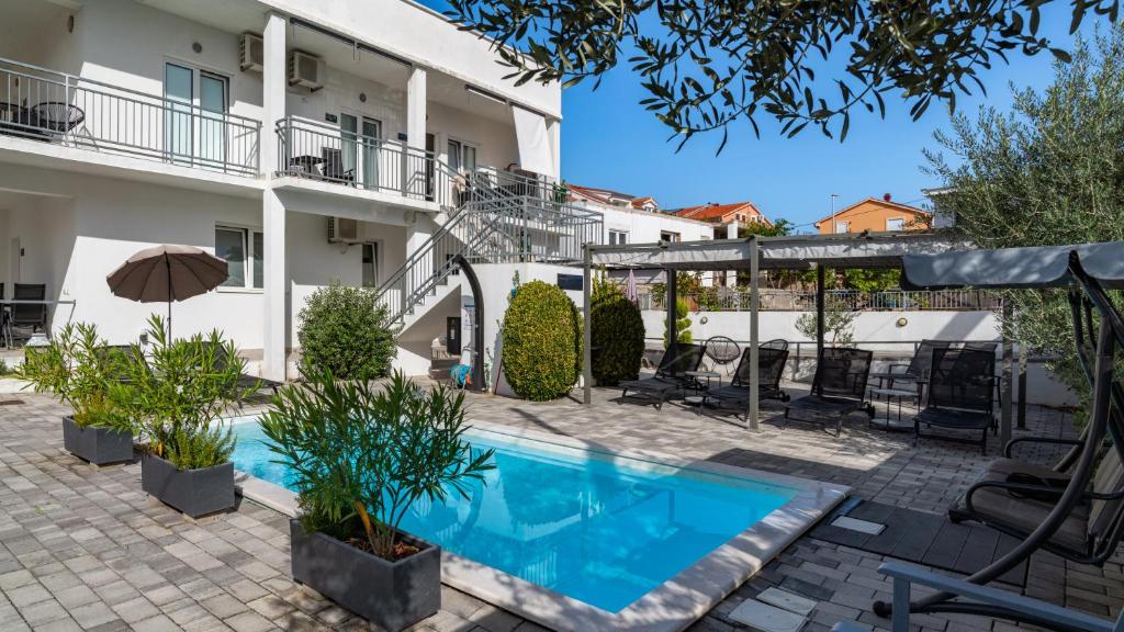 Bazén v ubytovaní TayLa-Apartment Vodice alebo v jeho blízkosti