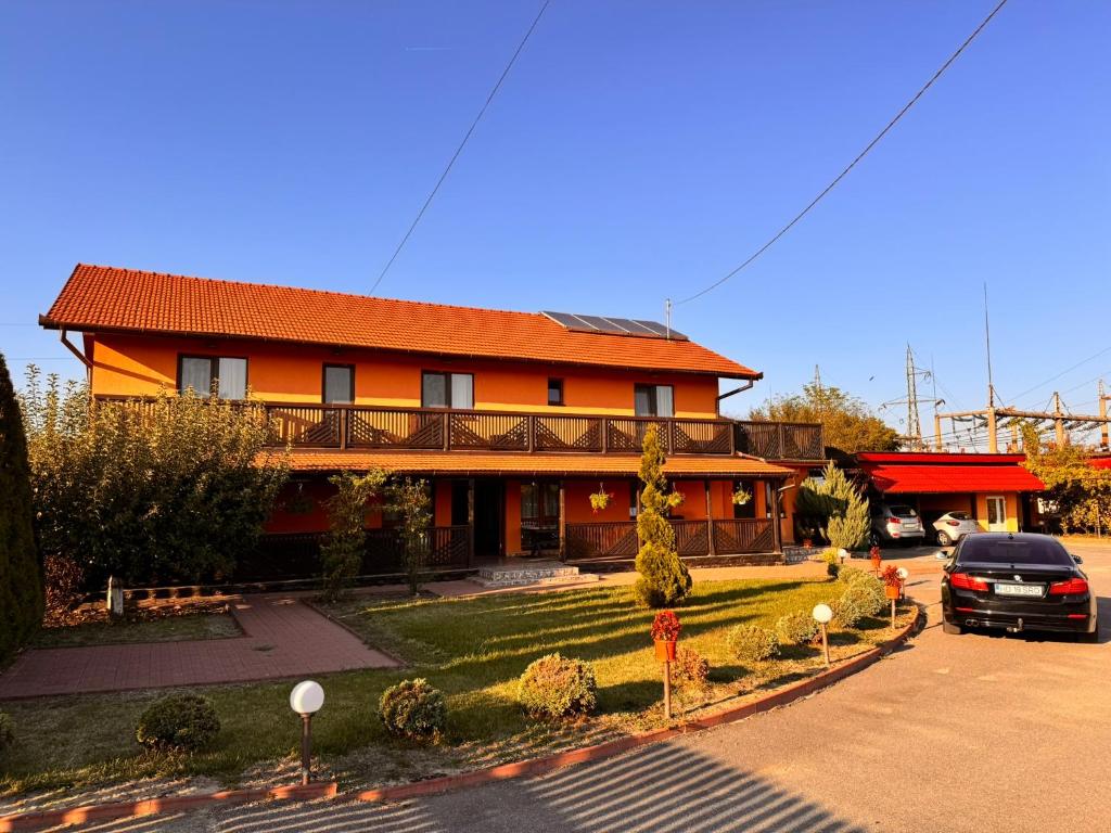 una casa con un coche aparcado delante de ella en Casa Maria, 