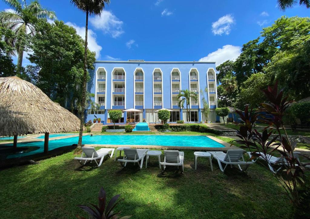 einen Blick auf das Resort mit Pool in der Unterkunft Hotel Maya Palenque in Palenque