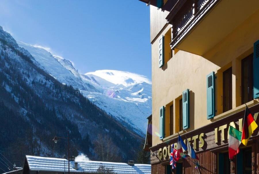 um edifício com vista para uma montanha coberta de neve em Hôtel Lyret em Chamonix-Mont-Blanc