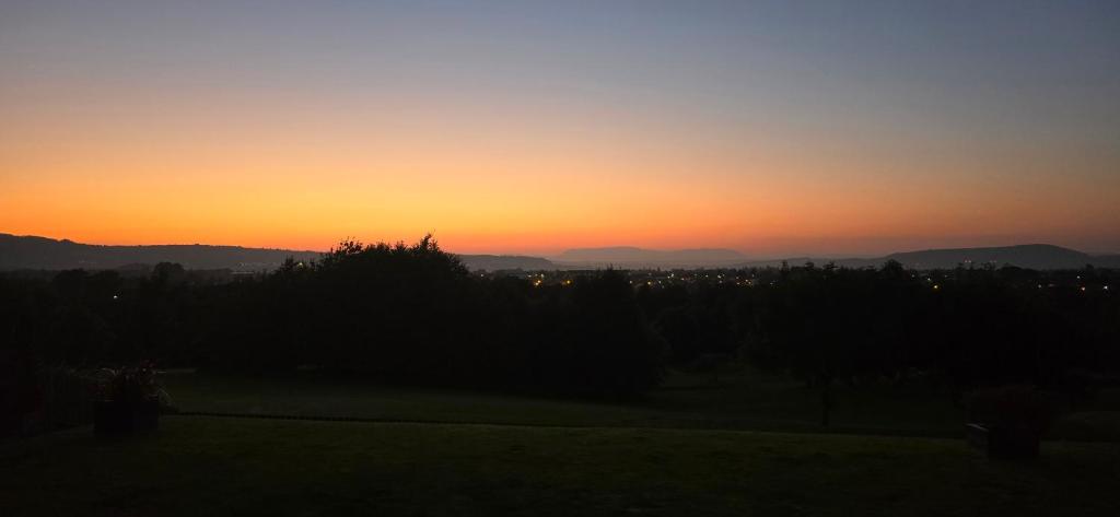 een zonsondergang met uitzicht op een stad bij Brohar Annexe in Inverness