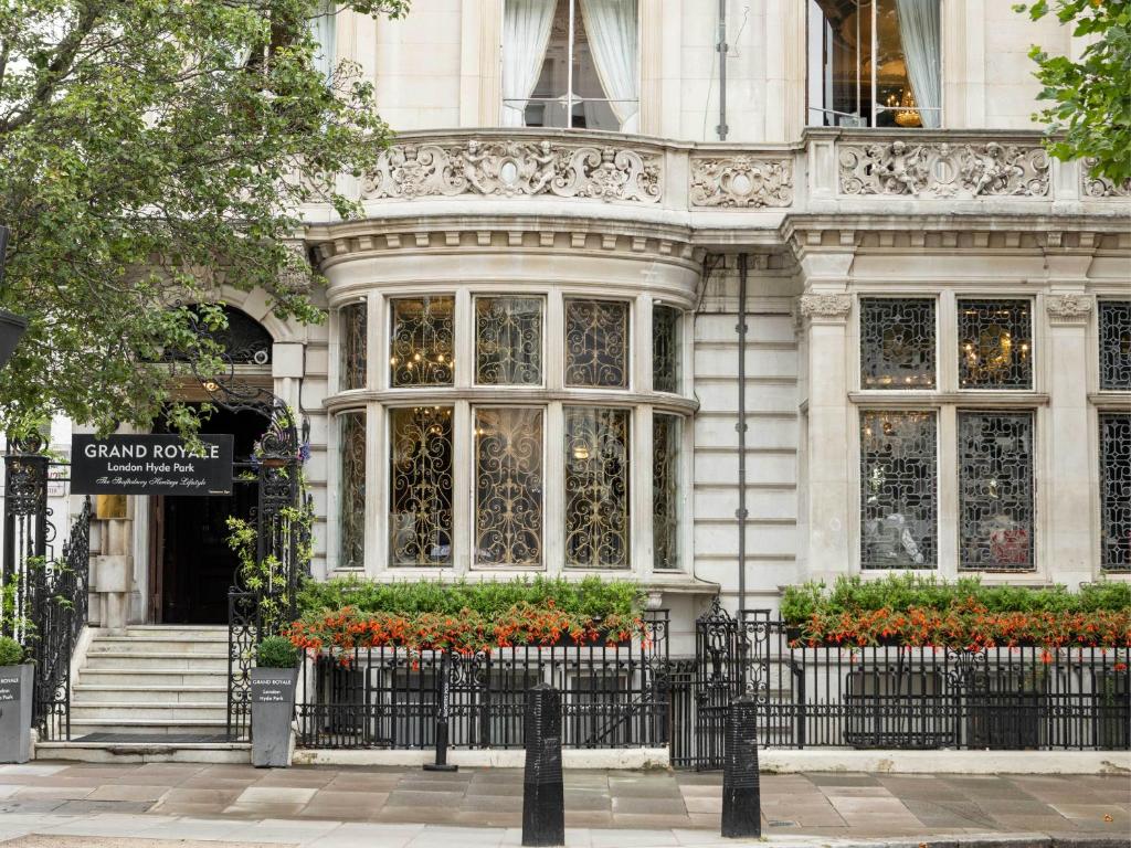 um edifício com uma janela e flores em frente em Grand Royale Hyde Park em Londres