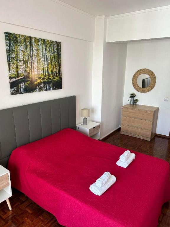 - une chambre avec un lit rouge et 2 serviettes dans l'établissement Brother´s House, à Faro