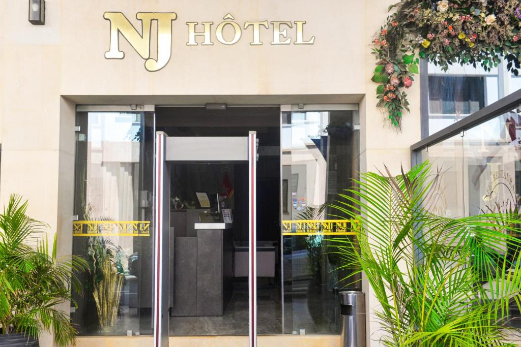 een deur naar een hotel met gele tape eromheen bij NJ Hotel Rabat in Rabat