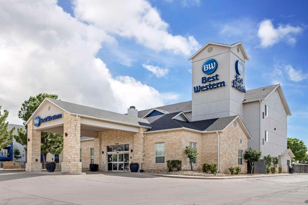 Best Western Lubbock West Inn & Suites في لوبوك: أفضل علامة غربية على واجهة مبنى غربي أفضل