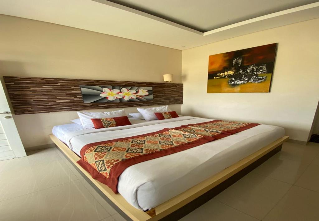 - une chambre avec un grand lit dans l'établissement Batukaru Garden 5 Bali Sevilla Residence, à Canggu