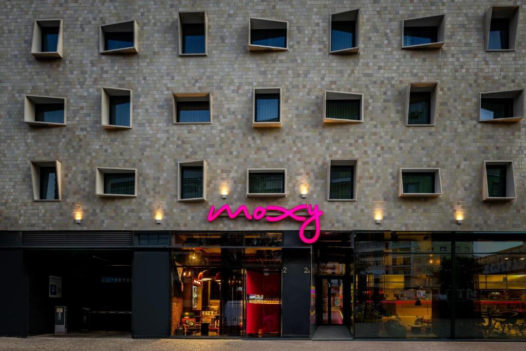 budynek z różowym znakiem na przodzie w obiekcie Moxy Lisbon City w Lizbonie