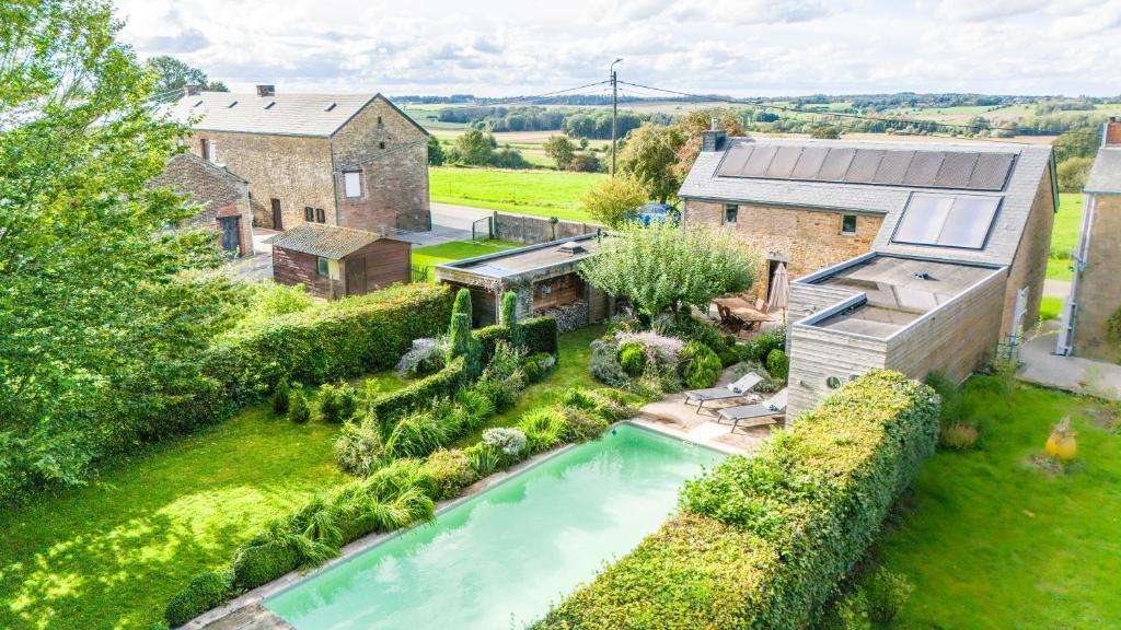 Vrt pred nastanitvijo LA PETITE EVELETTE - Piscine et Sauna au Calme