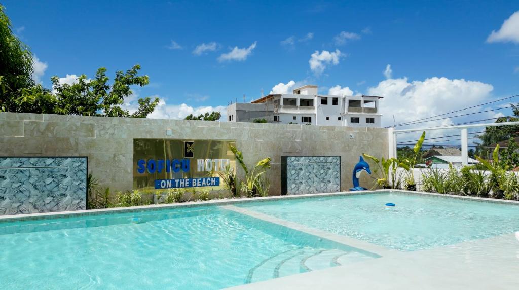 einem Pool vor einem Gebäude in der Unterkunft Soficu Hotel on the beach bayahibe in Bayahibe