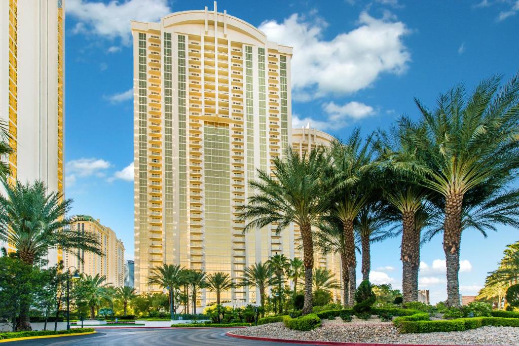 un gran edificio con palmeras delante en The Signature MGM by Zelloo, en Las Vegas