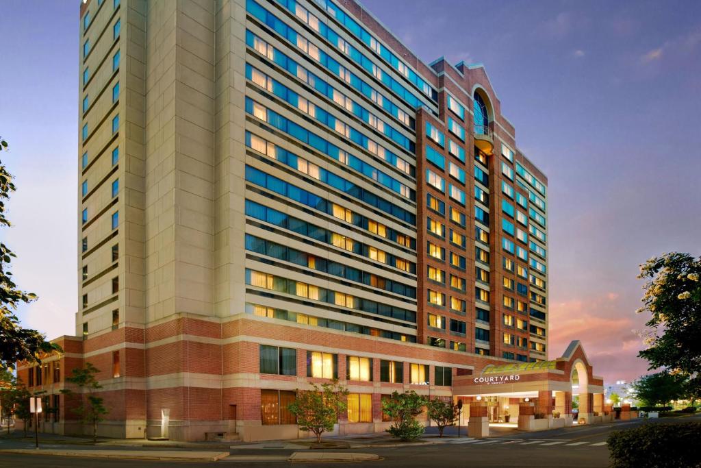 een weergave van een hoog gebouw met een kerk bij Courtyard Arlington Crystal City/Reagan National Airport in Arlington