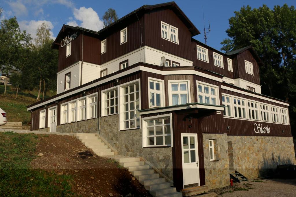 una grande casa con finestre bianche su un edificio di Hotel Slavie a Špindlerův Mlýn