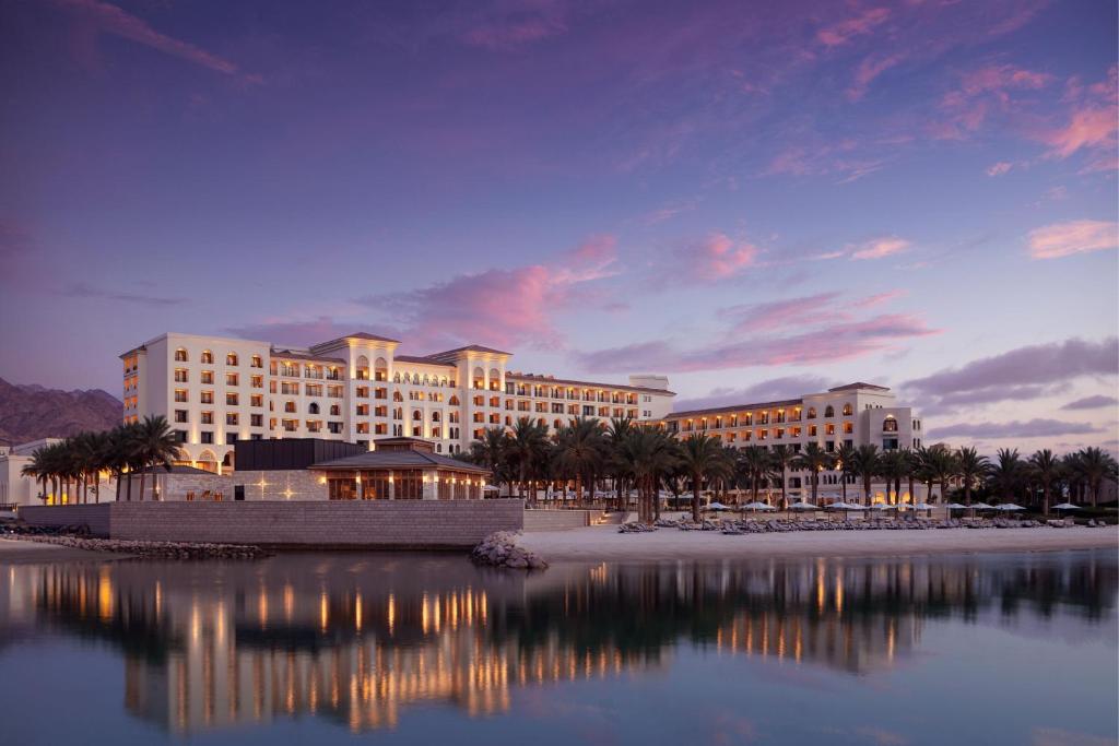 um grande edifício com um reflexo numa massa de água em The Westin Saraya Aqaba Resort & Spa em Aqaba