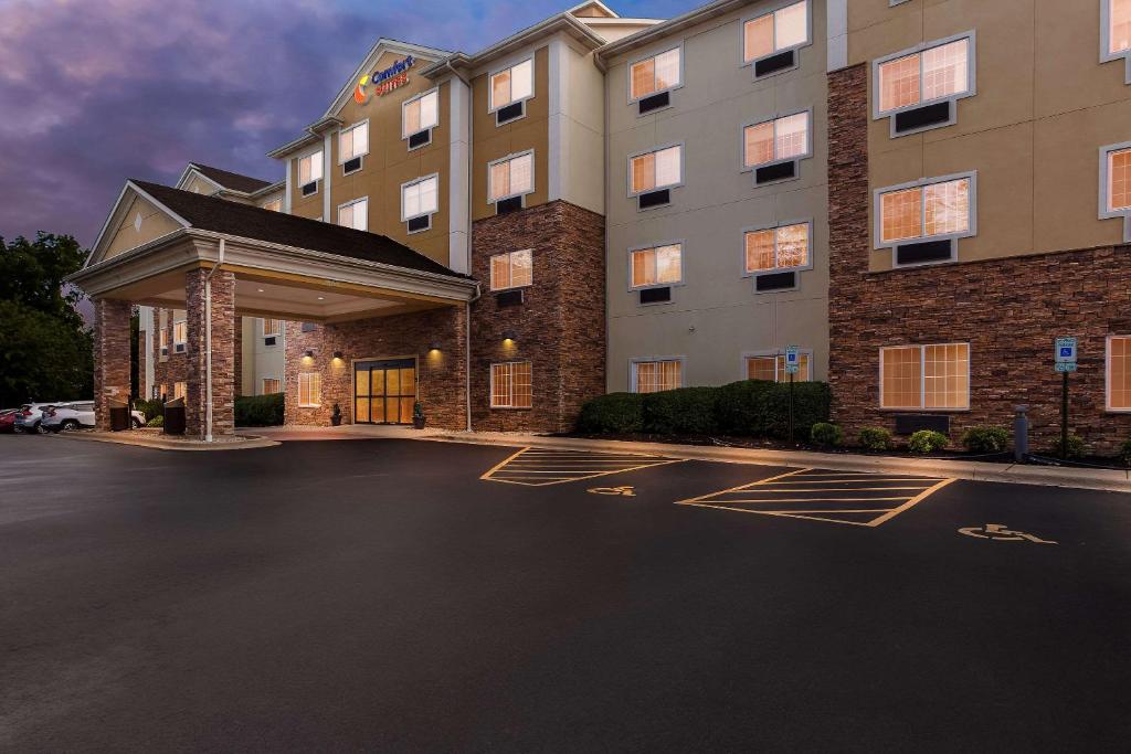 um parque de estacionamento em frente a um hotel em Comfort Suites Grayslake near Libertyville North em Grayslake