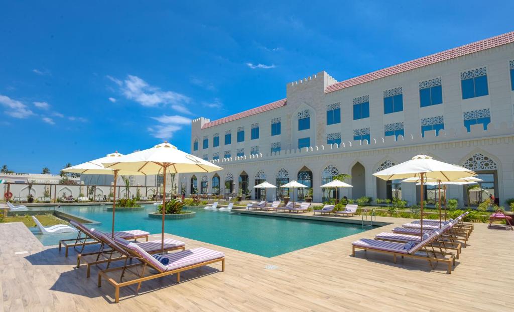 Swimmingpoolen hos eller tæt på Golden Tulip Zanzibar Airport Hotel & Spa