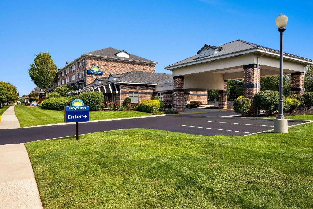 un cartello per la vendita di fronte a un edificio di Days Inn by Wyndham Hershey a Hershey