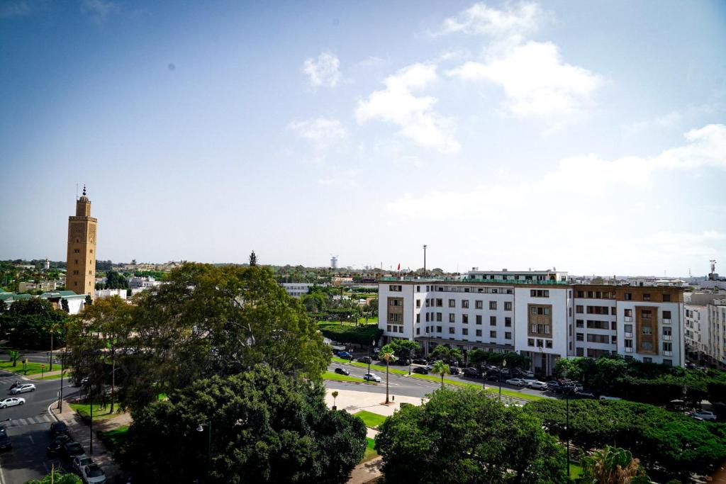 een uitzicht op een stad met een gebouw bij AZ hôtel des arts in Rabat