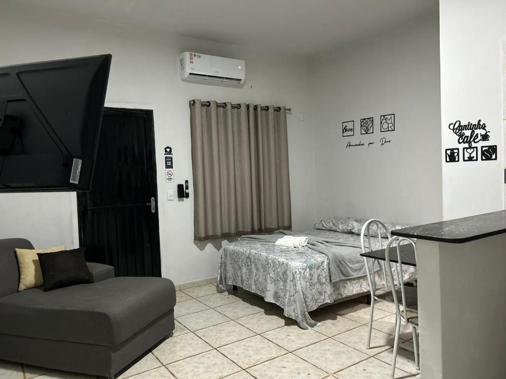 A bed or beds in a room at Flat Girassol 03, Próximo ao centro, JK , Ifto