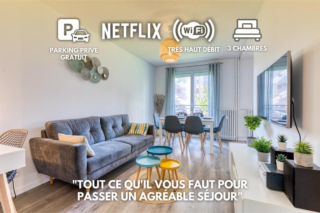 een woonkamer met een bank en een tafel bij Appartement tout confort - Parking privé gratuit in Rouen