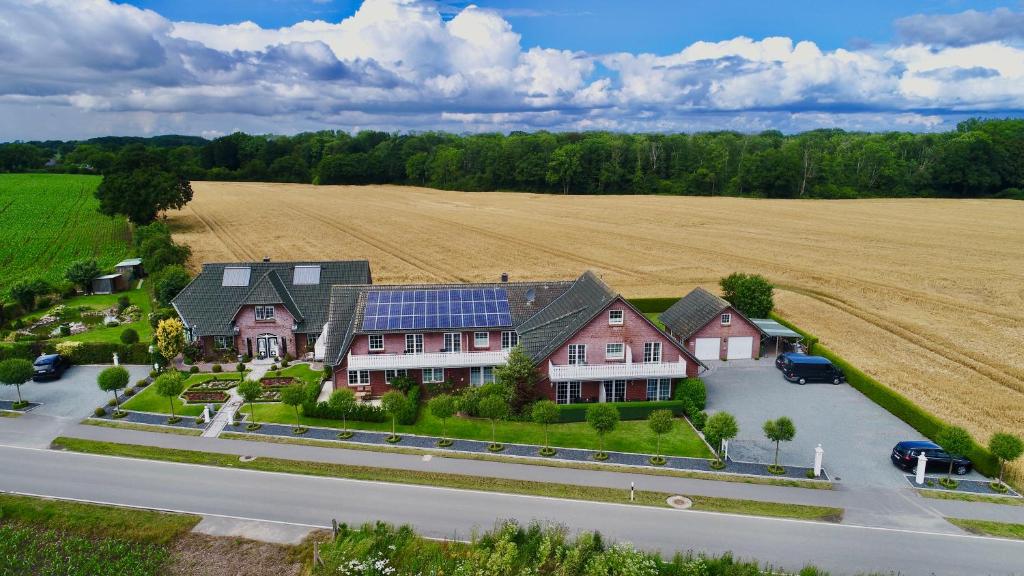 una vista aérea de una casa con techo solar en Hasselberger Huus, en Hasselberg