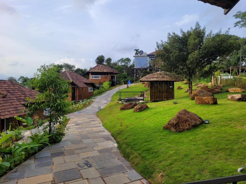 Garður fyrir utan Ananterra Resort Wayanad