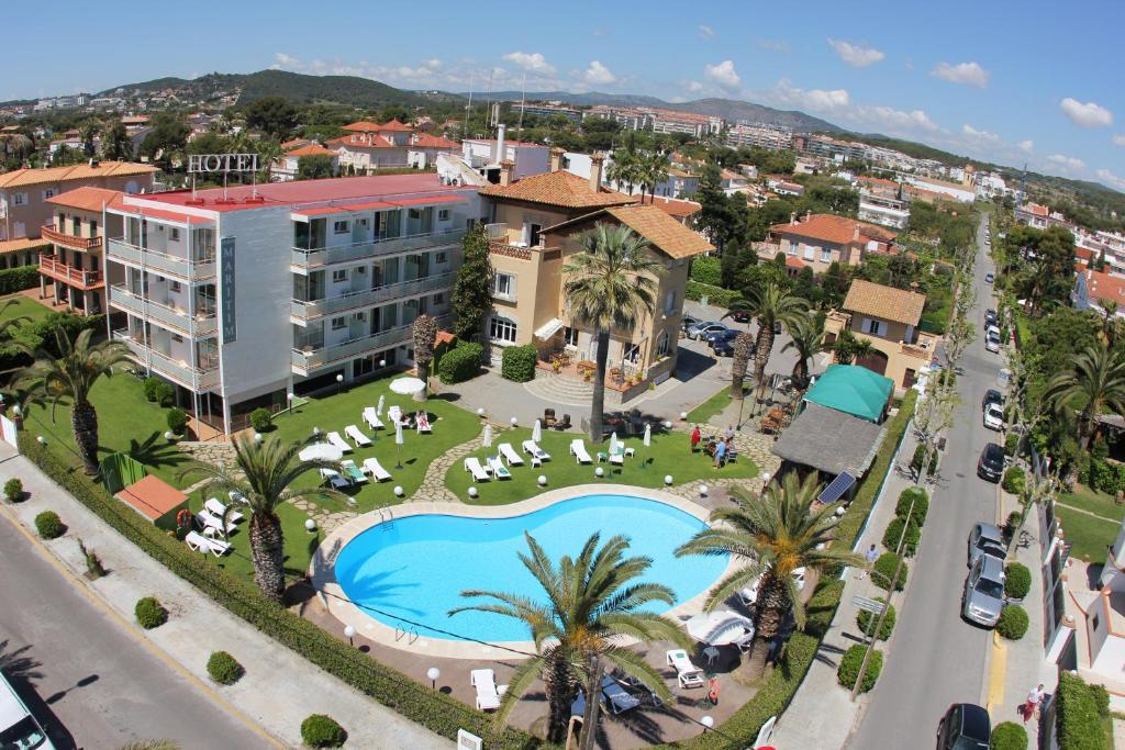 uma vista aérea de um resort com uma piscina em Hotel Subur Maritim em Sitges