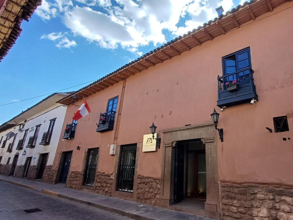 un bâtiment situé sur le côté d'une rue dans l'établissement Tambo del Arriero Hotel Boutique, à Cusco