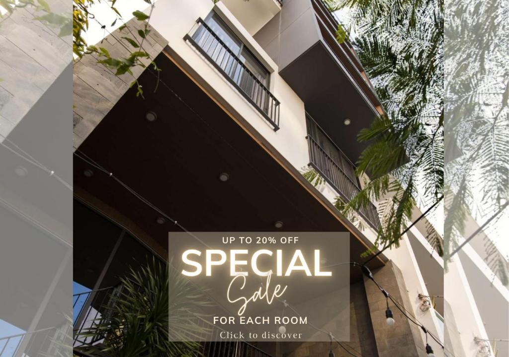 una señal para un club especial para cada habitación en un edificio en Marilyn Boutique Hotel Nha Trang, en Nha Trang