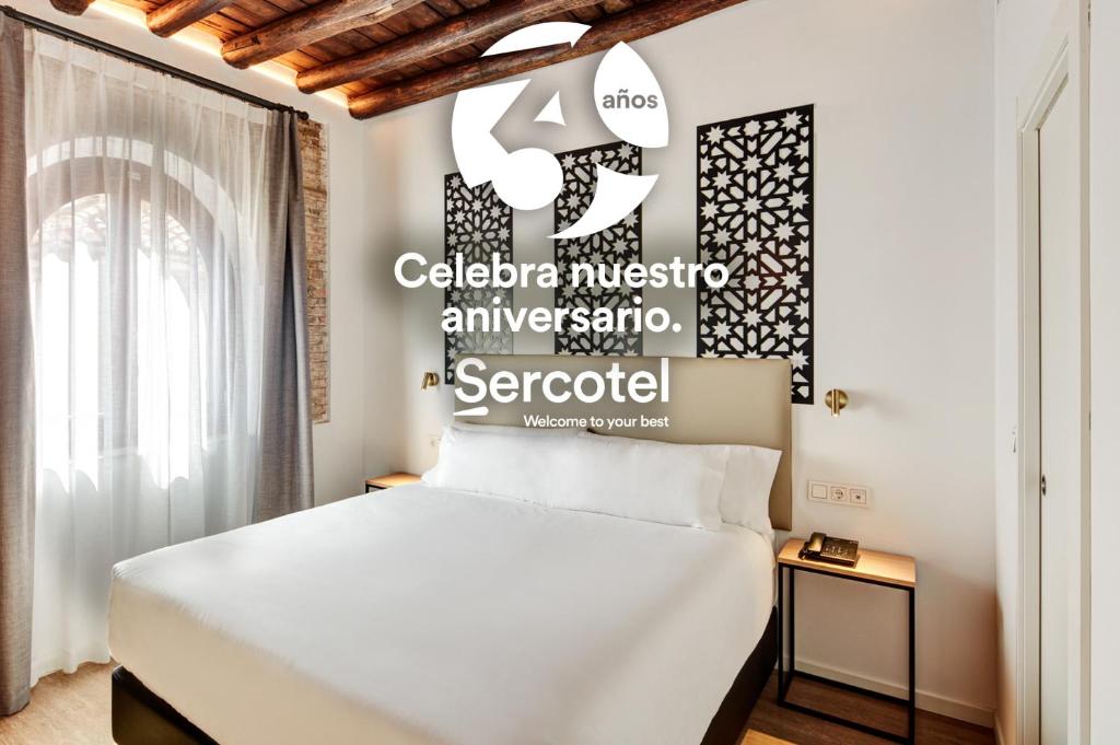 Кровать или кровати в номере Sercotel Granada Suites