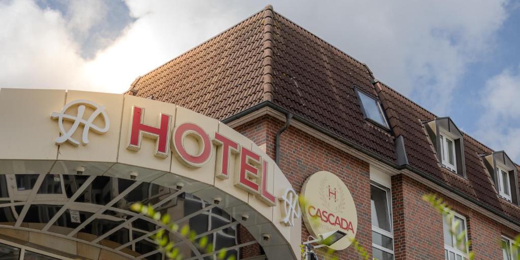 znak hotelowy na boku budynku z cegły w obiekcie CASCADA Rheine by Hackmann w mieście Rheine