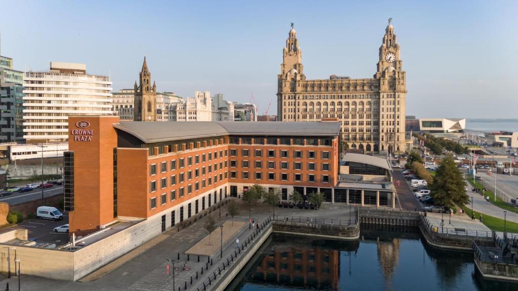 un grande edificio in una città vicino a un fiume di Crowne Plaza Liverpool City Centre, an IHG Hotel a Liverpool