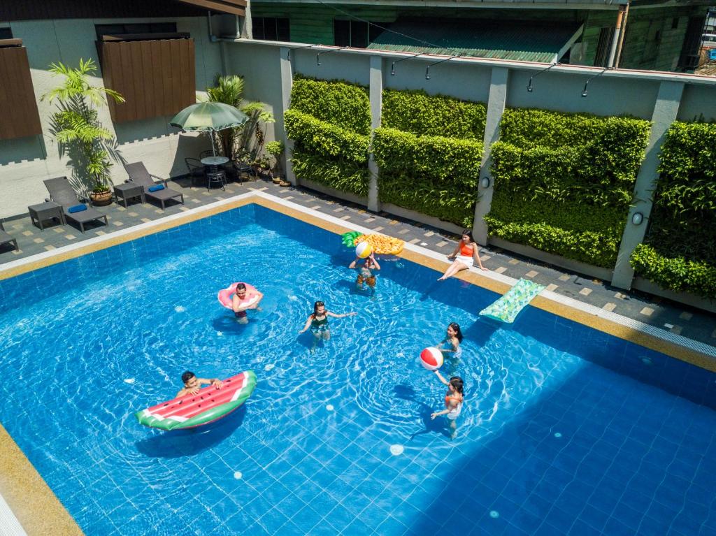 Piscina a Tropicana Suites o a prop