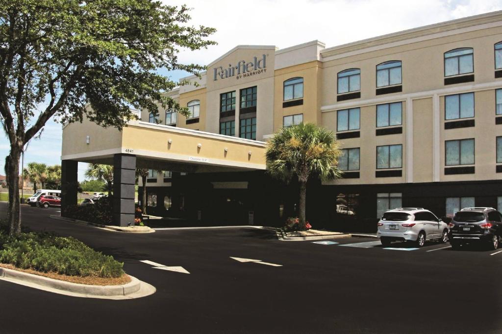 un hotel con coches estacionados en un estacionamiento en Fairfield Inn & Suites by Marriott Charleston Airport/Convention Center, en Charleston