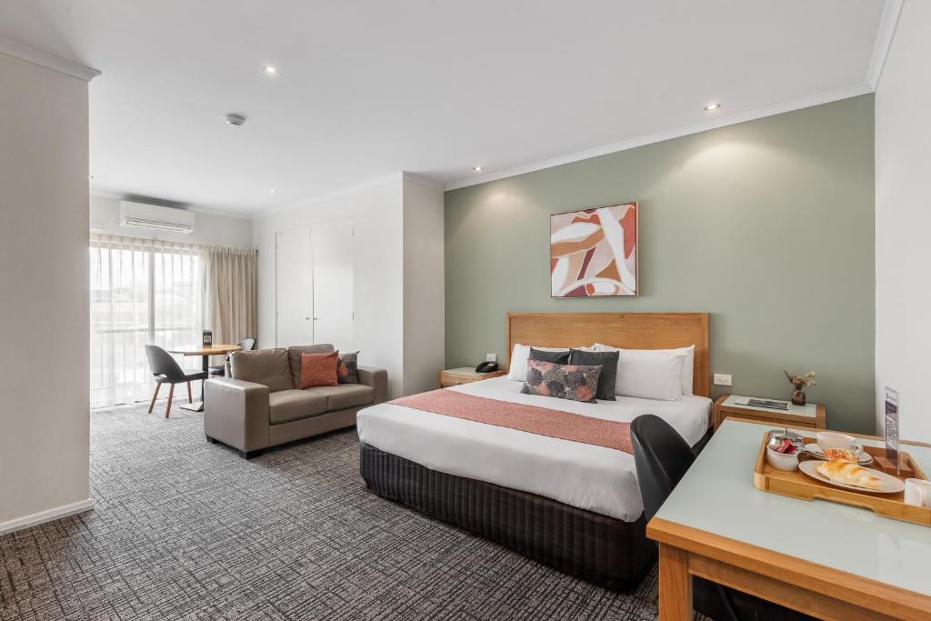 Kama o mga kama sa kuwarto sa BEST WESTERN Geelong Motor Inn & Serviced Apartments