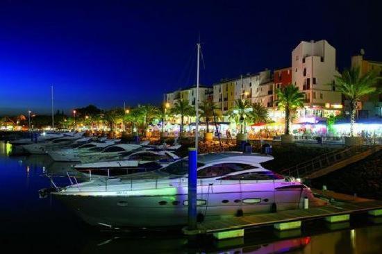 un groupe de bateaux amarrés dans un port de plaisance la nuit dans l'établissement Cristal IV Vilamoura, à Vilamoura