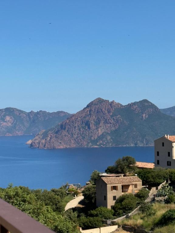 uma vista para uma massa de água com montanhas em T3 de standing à Piana em Piana