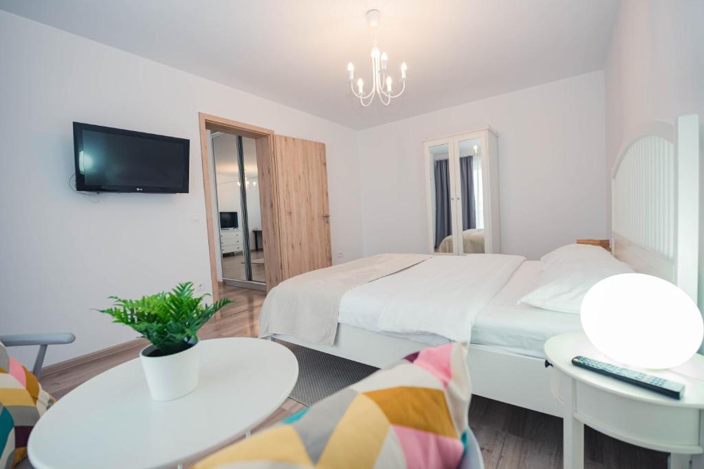 Cama ou camas em um quarto em White Mood Apartment Brasov