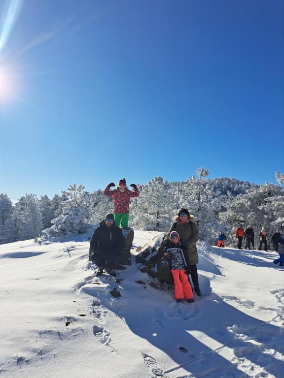 Un gruppo di persone in piedi sulla neve di Maglian Campus a Divčibare