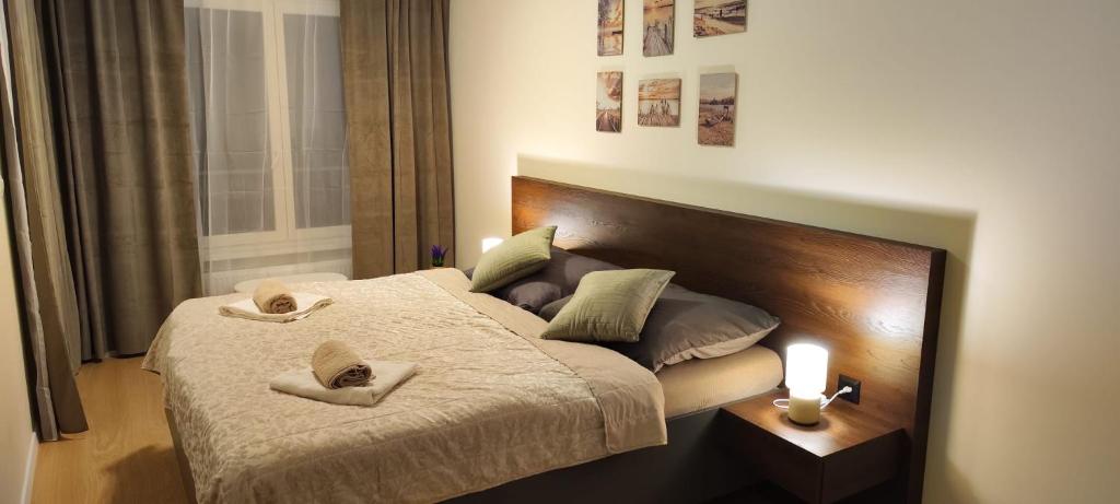 una camera da letto con un letto e due asciugamani di New apartment with free parking near the airport a Prievoz