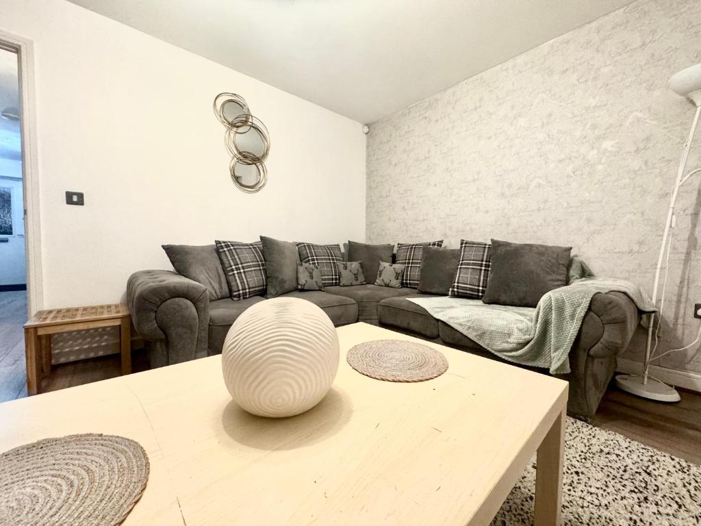 Un lugar para sentarse en Cosy Modern 3-Bed Near Etihad, COOP Arena - AO arena and City Center